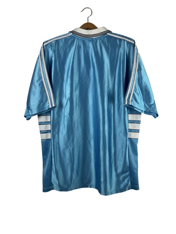 Maillot vintage domicile de l’Olympique de Marseille saison 2004/2005. Maillot signé Adidas bleu et blanc. La saison 2004/2005 de l’Olympique de Marseil